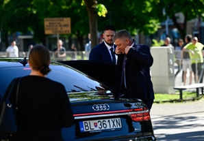 슬로바키아 총리 피격 중상…"현재는 생명에 지장 없어"
