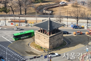 광화문 현판의 한글화 이슈 부상에 유감 [최수문 기자의 트래블로그]