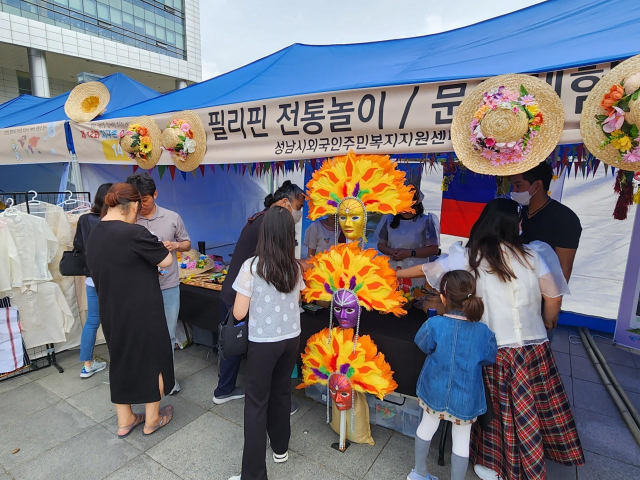 지난해 5월 21일 성남시청 광장에서 열린 지구촌 어울림 축제 때 필리핀의 가면체험 부스. 사진 제공 = 성남시