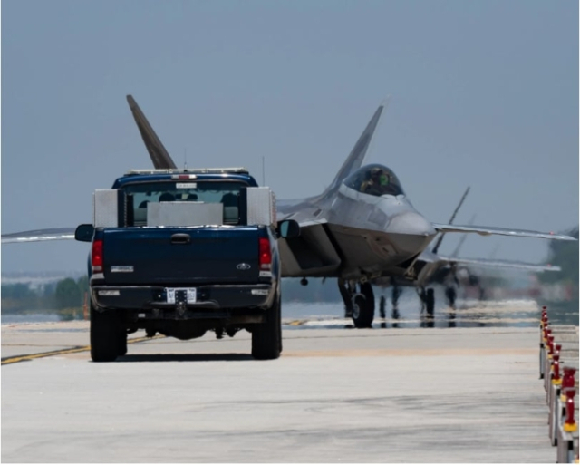 세계 최강 스텔스 전투기 F-22 랩터가 지난 13일 전북 군산 공군기지에 착륙해 있다. 사진 제공=미 국방부 국방영상정보배포서비스(DVIDS)