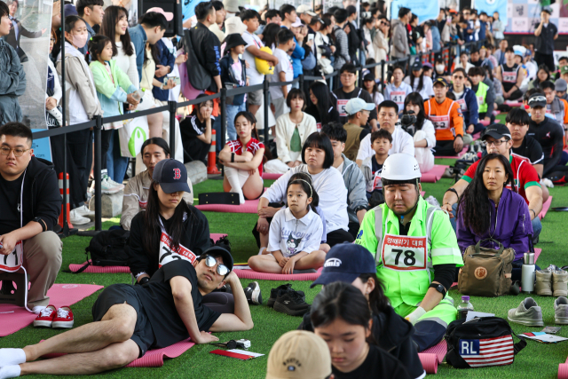 지난 12일 서울 반포한강공원 잠수교에서 열린 '2024 한강 멍때리기 대회’에서 참가자들이 멍때리고 있다. 연합뉴스