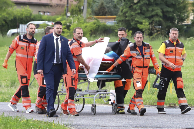 15일(현지시간) 로베르트 피초 슬로바키아 총리가 총에 맞아 심각한 부상을 입은 가운데 구조대원들이 피초 총리를 슬로바키아 중부 반스카 비스트리카 병원으로 이송하고 있다./AP연합뉴스