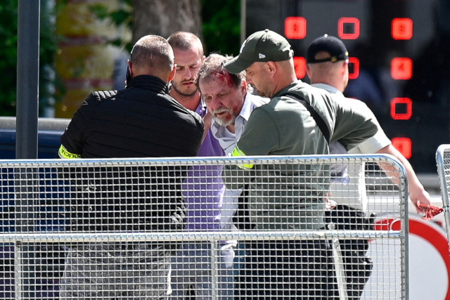 한 남성이 15일(현지시간) 로베르토 피초 슬로바키아 총리 총격 현장에서 경찰에 체포되고 있다./로이터 연합뉴스