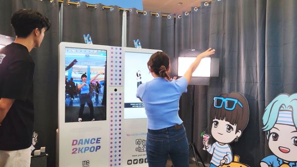 사용자가 'K-POP 댄스 쇼츠 머신'을 사용하는 모습