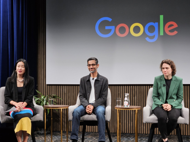 순다르 피차이(가운데) 구글 최고경영자가 15일(현지 시간) 미국 캘리포니아주 마운틴뷰 본사에서 열린 글로벌 기자간담회 참석해 기자들과 질의 응답을 진행하고 있다.