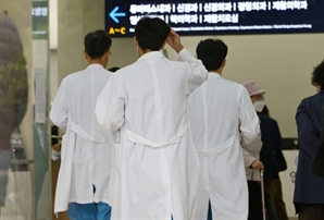 "의사 연봉 3억 넘었다"는 정부에…의료계 "전공의 임금 뺀 통계치" 반박