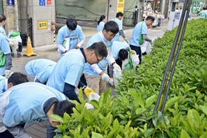 부산롯데타워팀 임직원, 원도심 환경 정화 캠페인 펼쳐