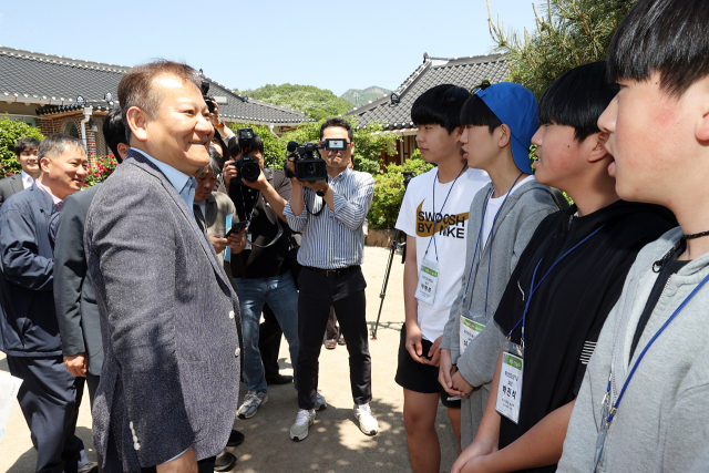 이상민 행안부 장관이 16일 농촌 체험 민박을 찾은 학생들과 인사하고 있다. 사진제공=행안부