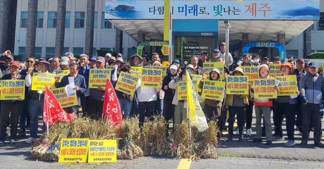 사단법인 제주마늘생산자협회 회원들이 지난 13일 오후 제주도청 앞에서 재해로 발생한 벌마늘을 전량 상품가격 기준으로 수매하라는 구호를 외치고 있다. 연합뉴스