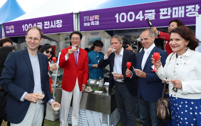 지난 11일 전남 신안군 비금도에서 열린 2024 샴막축제에서 막걸리와 샴페인에 곁들여 신안의 개체굴을 맛보고 있는 참가자들. 사진 왼쪽부터 엠마누엘 후파리시테대학교 교수, 박우량 신안군수, 마티유 르포르 주한프랑스대사관 경제참사관, 요안 르 탈렉 주한프랑스대사관 문정관, 이다도시 방송인. 사진 제공=신안군