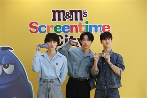 더보이즈(THEBOYZ) 멤버, 엠앤엠 팝업스토어에서 달콤하게 즐겨요~