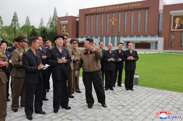 김정은 북한 국무위원장이 지난 15일 새로 완공한 노동당 중앙간부학교를 방문했다고 조선중앙통신이 16일 보도했다. 간부학교 건물 외벽에 소련의 초대 지도자 블라디미르 레닌의 초상화가 걸려 있다. 조선중앙통신 연합뉴스