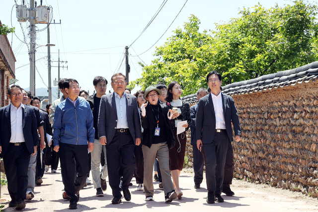 이상민(가운데) 행정안전부 장관이 16일 전남 강진군 병영면 마을을 둘러보고 있다. 사진 제공=행안부