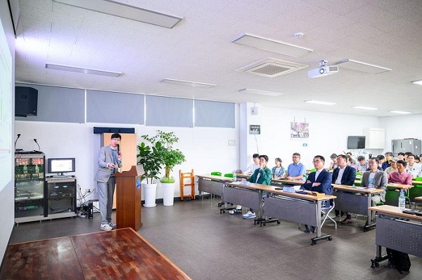 지니웍스 이주일 본부장이 ‘온라인 유통/판매 관련 노하우’를 주제로 발표하고 있다.