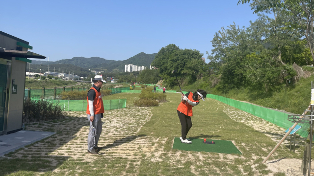 경북 경주시에 들어선 남경주파크골프장에서 주민들이 경기를 진행하고 있다. 경주시 제공