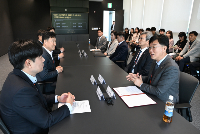 17일 카카오 데이터센터 안산에서 이민근 시장(오른쪽), 이경진 카카오엔터프라이즈 대표이사, 이기형 한양대학교 에리카 산학협력부총장, 유동준 경기테크노파크 원장 등이 디지털 전환 생태계 조성을 위한 업무협약을 맺고 있다. 사진 제공 = 안산시