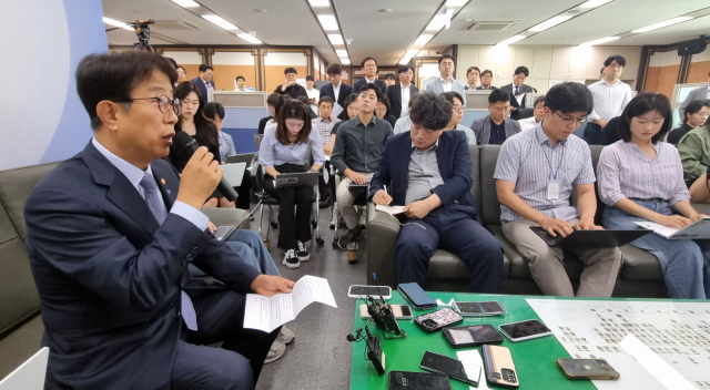 박상우(왼쪽) 국토교통부 장관이 13일 오후 정부세종청사에서 출입 기자들과 전세 사기 관련 차담회를 열고 있다. 연합뉴스