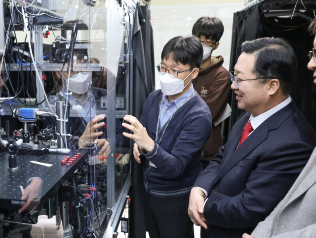 이장우(오른쪽 첫번째) 대전시장이 한국표준과학연구원을 방문해 연구실을 둘러보고 있다. 사진제공=대전시