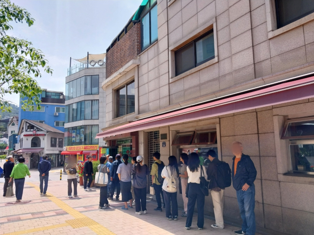 17일 서울 중구 필동면옥을 찾은 시민들이 식당 앞에서 차례를 기다리고 있다. 이승령 기자