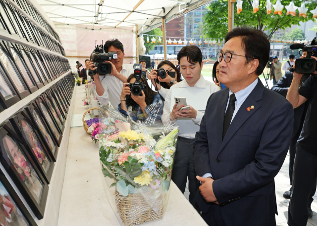 22대 전반기 국회의장 후보로 선출된 우원식 더불어민주당 의원이 17일 오전 서울광장에 마련된 이태원 참사 희생자 분향소를 찾아 분향하고 있다. 연합뉴스