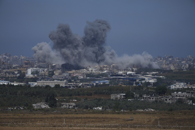 17일 이스라엘 남부에서 바라본 가자 지구의 모습. 이스라엘군의 공습 이후 연기가 피어오르고 있다. AP연합뉴스