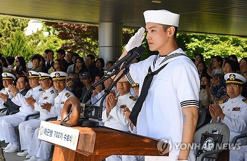 그룹 NCT 멤버 이태용 이병이 17일 경남 창원시 진해구 해군교육사령부에서 열린 해군병 702기 수료식에서 훈련 소감 및 감사의 편지를 낭독하기 전 경례를 하고 있다. 연합뉴스 자료