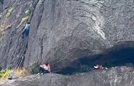 [영상]인생샷 위해…안전장비 없이 맨 손으로 바위산 절벽 오르는 등산객에 ‘경악’