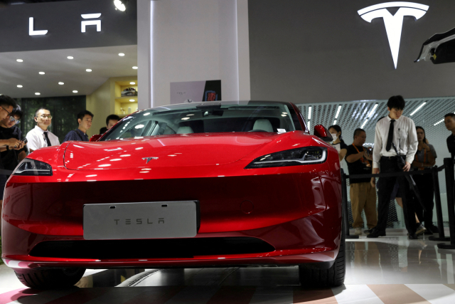 Tesla의 모델3 세단이 2023년 9월 중국 베이징에서 열린 중국서비스무역박람회(CIFTIS)에 전시돼있다. 로이터연합뉴스