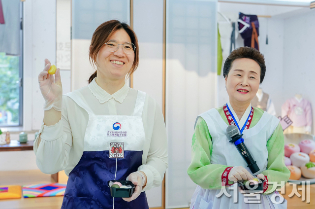 장미란 문화체육관광부 제2차관이 지난 16일 중국 주상하이한국문화원에서 열린 한·중 무형문화교류전에 참석해 한·중 대학생들과 함께 한국 전통음식 만들기 체험을 하고 있다