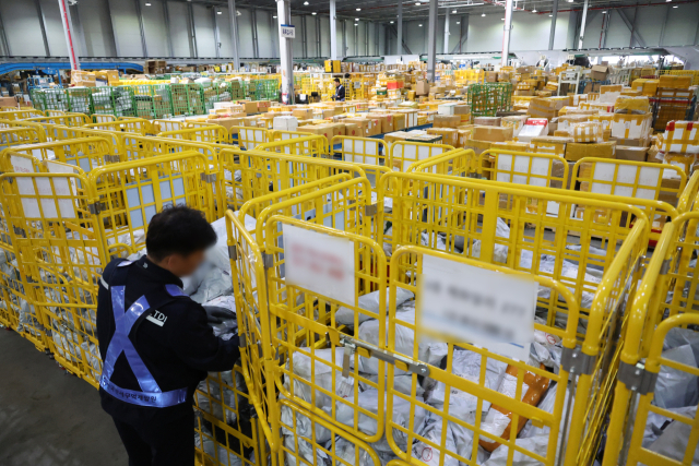 16일 인천 중구 인천공항본부세관 특송물류센터에서 관계자들이 중국에서 들어온 물품을 정리하고 있다. 연합뉴스