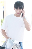 정해인, 전화 받는 폼도 예술 [SE★포토]