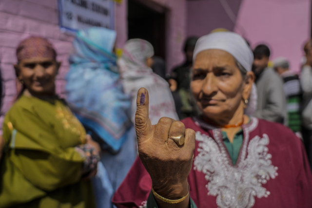 인도의 여성 유권자가 투표를 마친 후 이를 인증한 손가락을 보여주고 있다. 인도에서는 투표를 마쳤다는 의미로 검지 손가락에 지워지지 않는 보라색 잉크를 칠해준다. 이 잉크는 4주 가량 지워지지 않는 것으로 알려졌다. AP=연합뉴스
