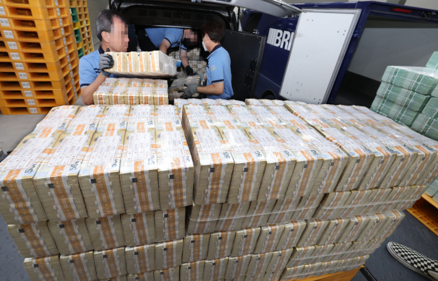 한국은행 직원들이 최근 서울 중구 서울 중구 한은 화폐수납장 본사에서 신권 화폐를 운송하고 있다. 사진제공=한은