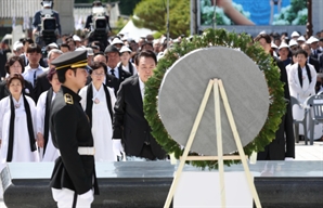 [속보] 尹 "풍요로운 미래로 나아가는 것이 오월 정신의 올바른 계승"