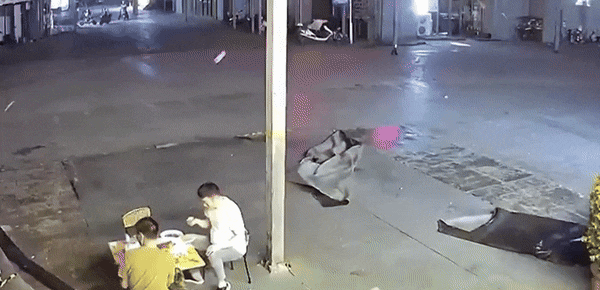 중국 허난성에서 100㎞가 넘는 강풍에 날아간 사람들. 영상=웨이보