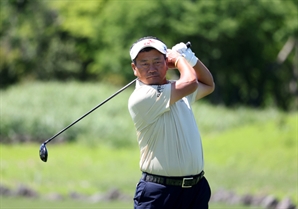 18홀 남았다…5타차 선두 최경주, KPGA 17승에 ‘성큼’