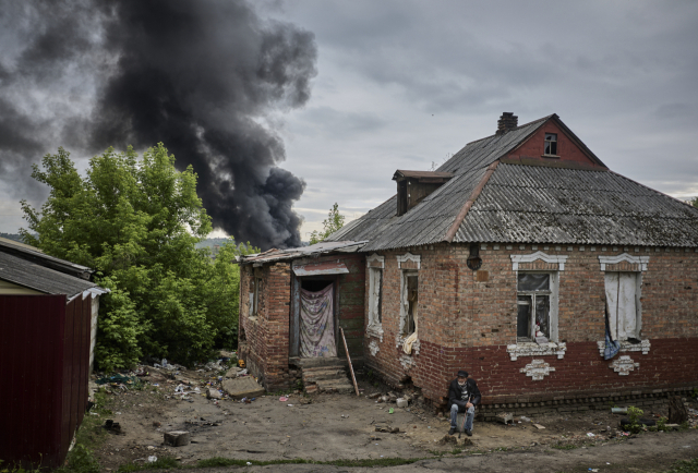 러시아군 포격으로 우크라이나 하르키우에 있는 건물에서 연기가 피어오르고 있다. EPA연합뉴스