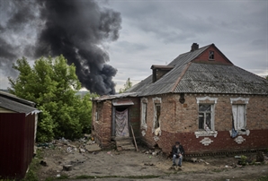 러 공세에 우크라 하르키우서 1만명 대피…젤렌스키 “러시아군 더 깊이 침투”