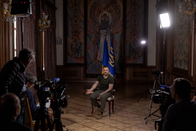 볼로디미르 젤렌스키 우크라이나 대통령이 17일 대통령실에서 AFP통신과 인터뷰를 하고 있다. AFP연합뉴스
