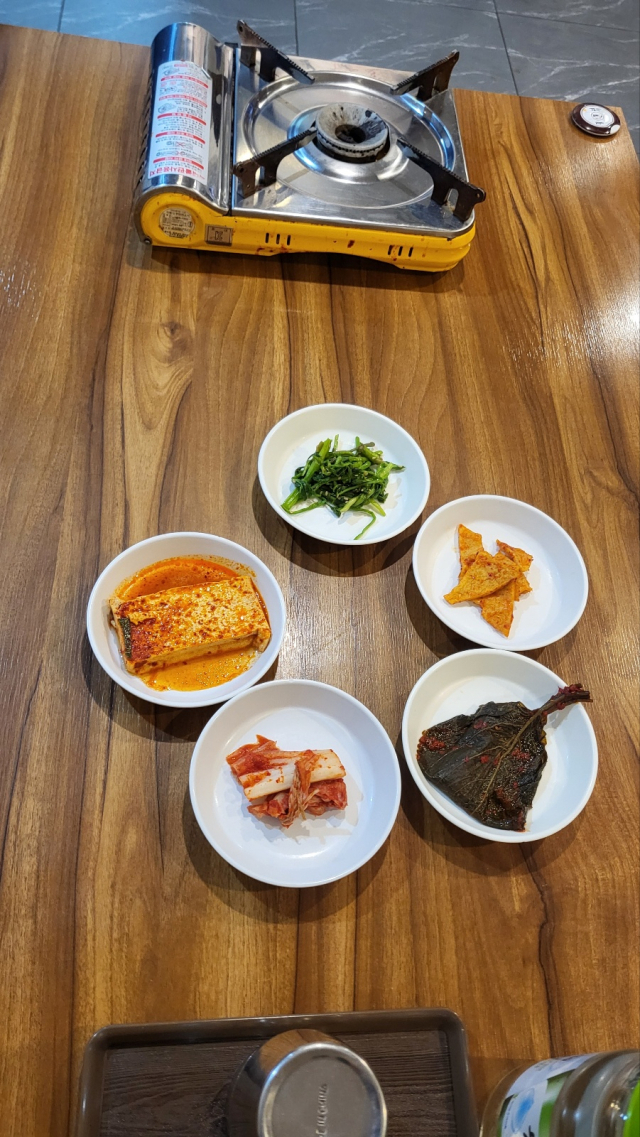 김에 매운 갈비찜과 콩나물을 싸먹는 게 별미인 신사동의 맛집이 최근 김 가격이 급등해 김을 내놓지 못하고 있다.