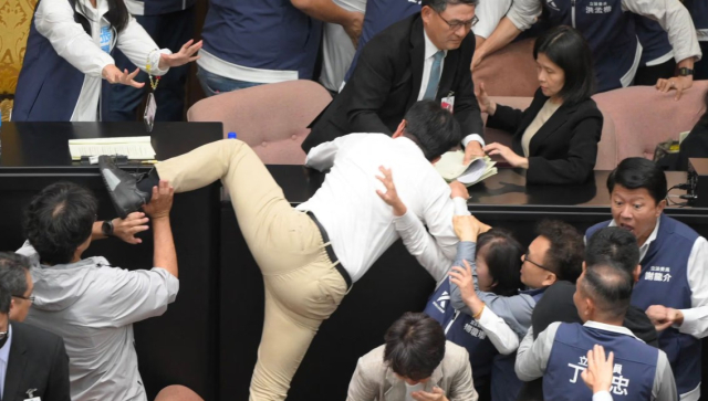 지난 17일 대만 타이베이 입법원(국회)에서 개혁법안 처리를 앞두고 여야 의원들이 몸싸움을 하고 있다. 연합뉴스