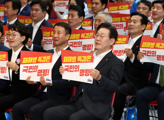 이재명 더불어민주당 대표가 18일 광주 서구 김대중컨벤션센터에서 열린 '당원과 함께-민주당이 합니다' 호남 행사에서 피케팅 퍼포먼스하고 있다. 연합뉴스