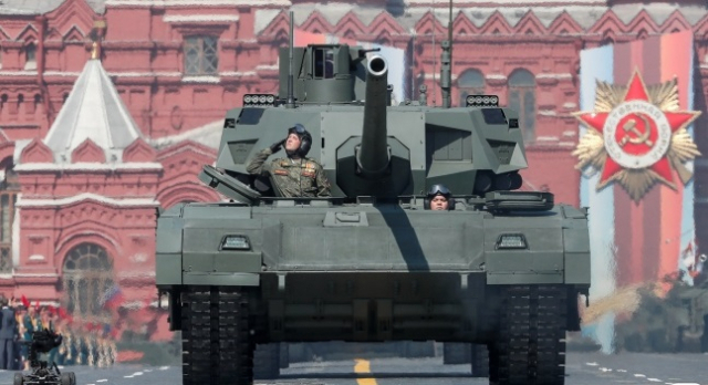 지난 2019년 5월 러시아 모스크바 붉은 광장에서 열린 2차 세계대전 승전 기념일 열병식에서 모습을 드러낸 러시아 ‘T-14’ 아르마타 전차. AFP연합뉴스
