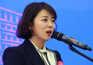 문재인 직격한 배현진…"능청맞게 영부인 단독외교라니. 까볼까"