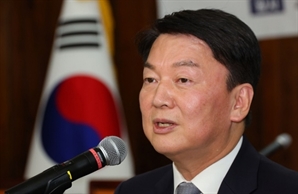 안철수 "문재인, 회고록 아닌 참회록 써야" 맹비난