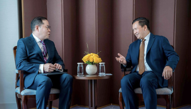 조현상(왼쪽) 효성 부회장과 훈 마네트 캄보디아 총리가 17일 한·캄보디아 정상회담 이후 만나 대화하고 있다. 사진 제공=효성