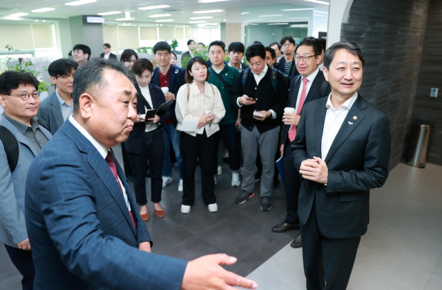 안덕근(오른쪽) 산업통상자원부 장관이 17일 시스템반도체 전문 디자인 솔루션 기업인 가온칩스 본사를 방문해 정규동 대표의 안내로 직원 휴게 공간을 둘러보고 있다. 사진 제공=산업부