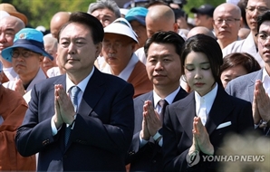 김건희 여사, 169일만에 대중 앞 등장…조계종 "사리반환에 김여사 큰 기여"