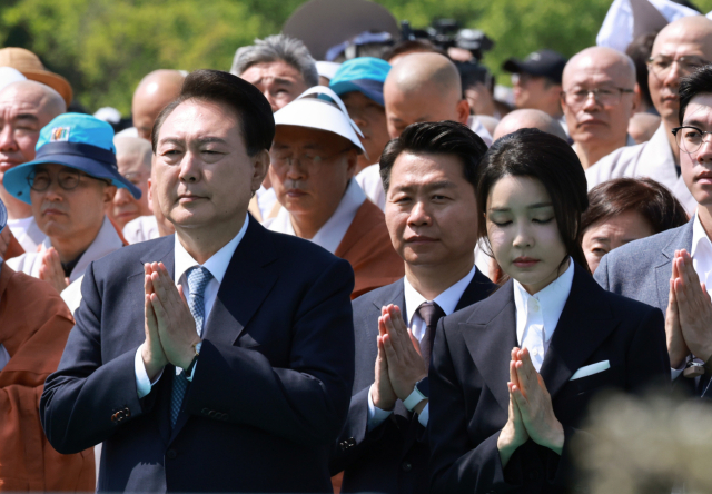 윤석열 대통령과 부인 김건희 여사가 19일 경기도 양주시 회암사지에서 열린 '회암사 사리 이운 기념 문화축제 및 삼대화상 다례재'에 참석해 합장하고 있다. 연합뉴스