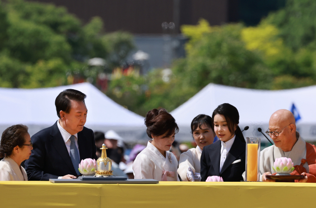 윤석열 대통령과 김건희 여사가 19일 경기도 양주시 회암사지에서 열린 '회암사 사리 이운 기념 문화축제 및 삼대화상 다례재'에서 헌등하고 있다. 연합뉴스